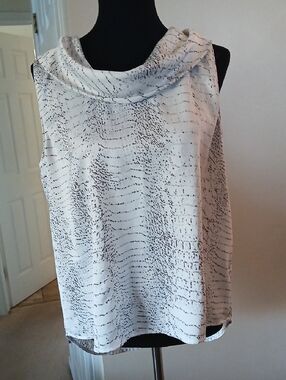 💓$3 for $15  Halston White Sleeveless Cowl Neck Printed Camisole